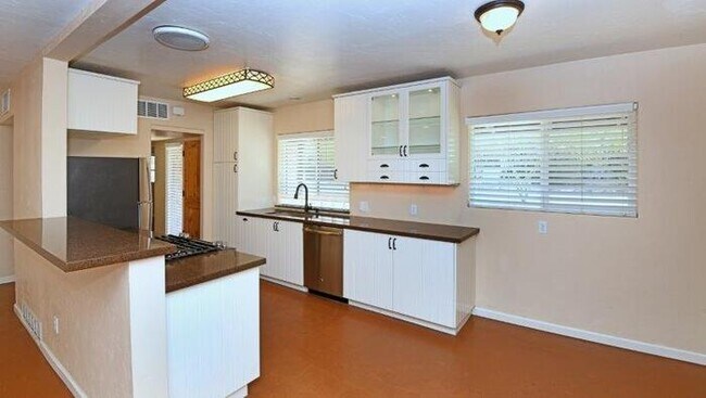 Building Photo - Charming Sam Hughes Brick Home with large ...