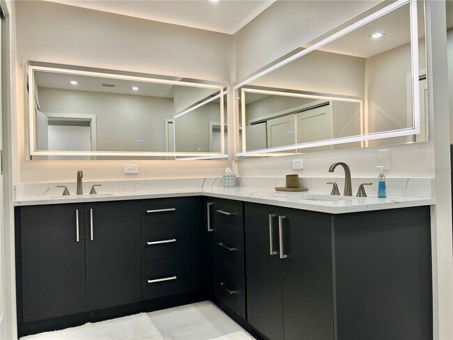 Building Photo - 3280 S Shore Dr