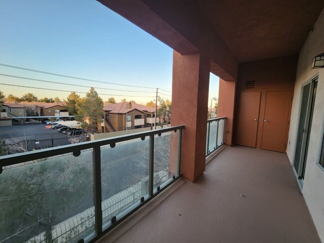 Building Photo - Great Park Ave Condo Unit!