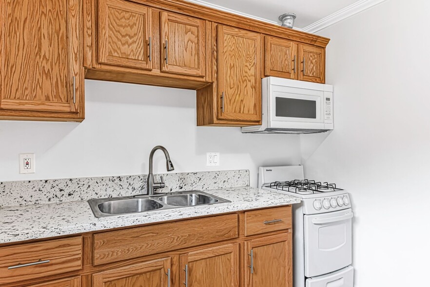 Building Photo - 1631 E 4th St