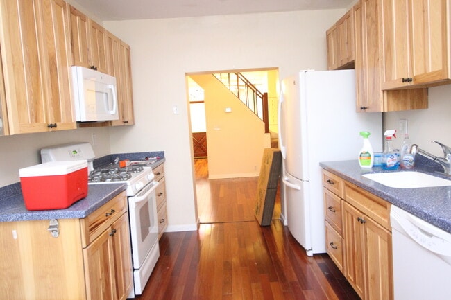 Building Photo - Charming Locust Point 2bd+Den/1ba Rowhome ...