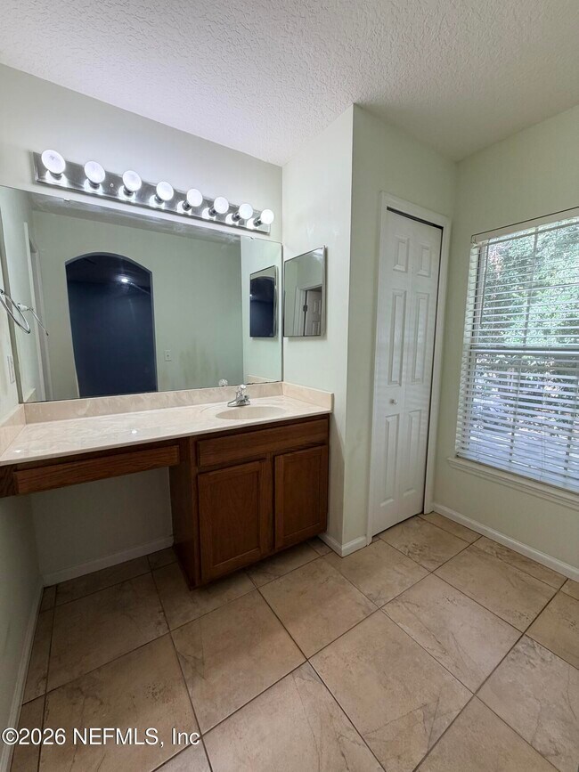 Building Photo - 321 Pecan Grove Dr
