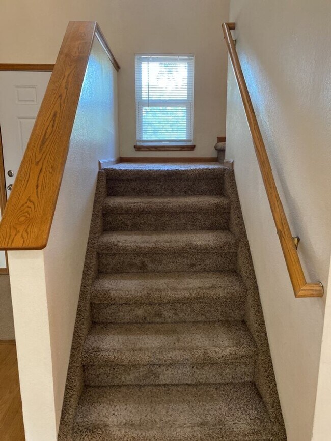 Building Photo - STUDENTS WELCOME! Single-Family Home Walking Distance to CSU!