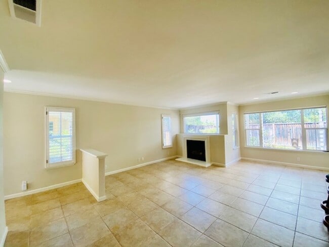 Building Photo - Elegant and Move-In Ready 4BD/3BA, Two-Sto...