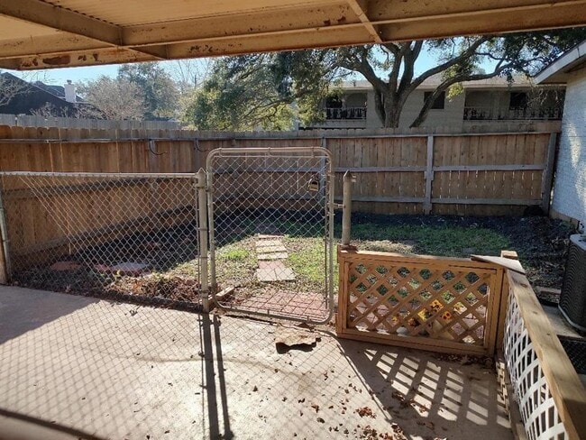 Building Photo - 2000 Bahama Dr