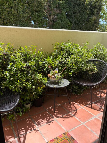 Building Photo - 132 W Alamar Ave