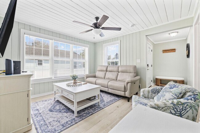 Building Photo - Gorgeous Totally Remodeled 3/2 in Garden C...
