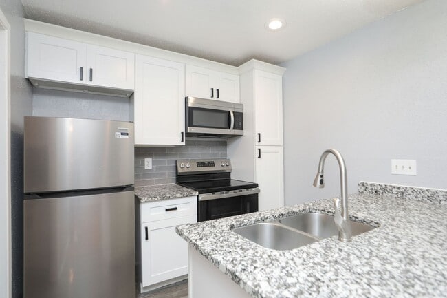 Building Photo - For Lease-Housing Vouchers Accepted | 2 Bed, 2 Bath | 925 Sq Ft | Lakecrest Community |