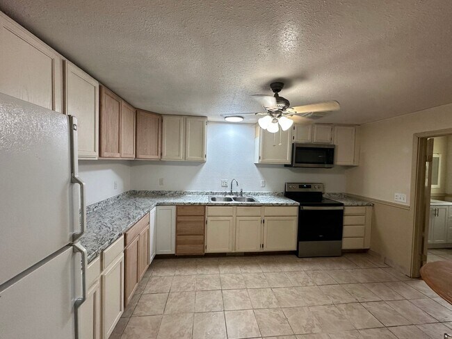 Building Photo - Apartment for rent