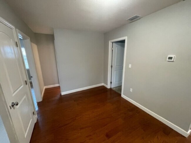 Building Photo - 2 BR/2 BA Beautifully Updated Home in Semi...