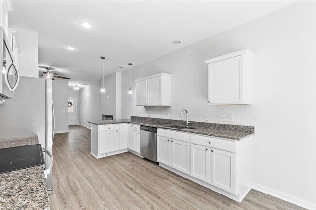 Building Photo - The Commons Stunning Townhome - 3 Bed 2.5 ...
