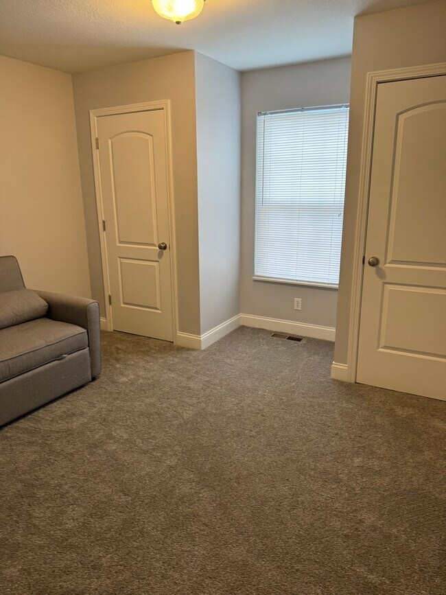 Building Photo - Maryville 37804 - 4-Bedroom, 2-Bath, 2-Story Condo - Contact Faye Hudson 865-789-3204