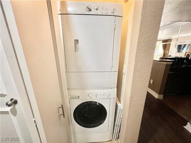 Building Photo - 230 E Flamingo Rd