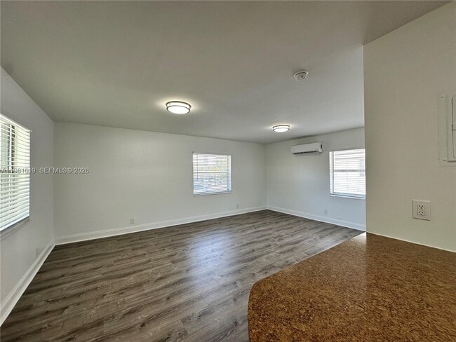 Building Photo - 1411 N Dixie Hwy