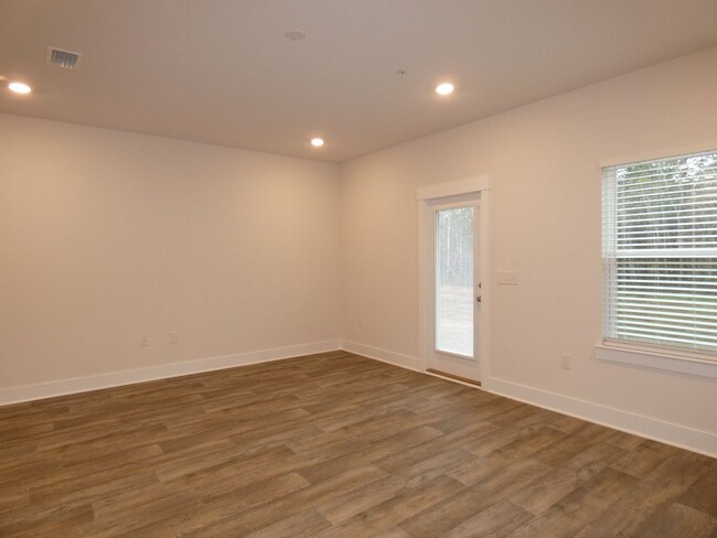 Building Photo - Beautiful New Townhome in Admiral's Quarters