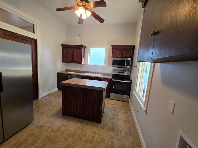 Building Photo - Large one story 3 bedroom Victorian cottage