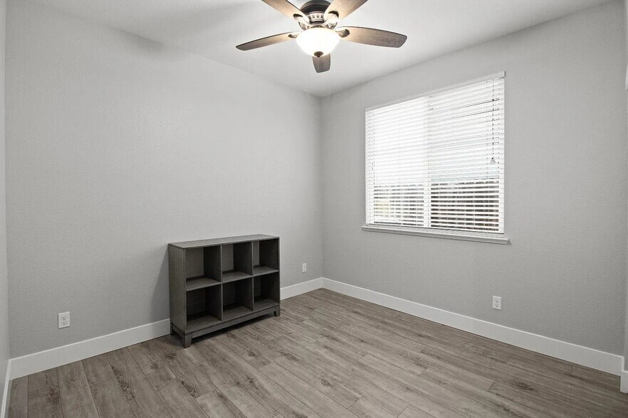 Building Photo - 325 Indian Runner Ct