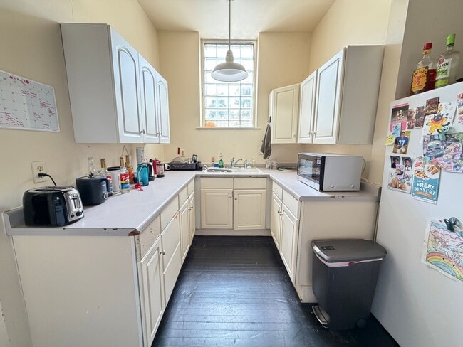 Building Photo - Large 3 Bedroom Open August