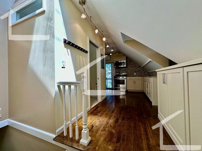 Building Photo - Top Floor Newly Renovated 1 bed NO BROKER FEE