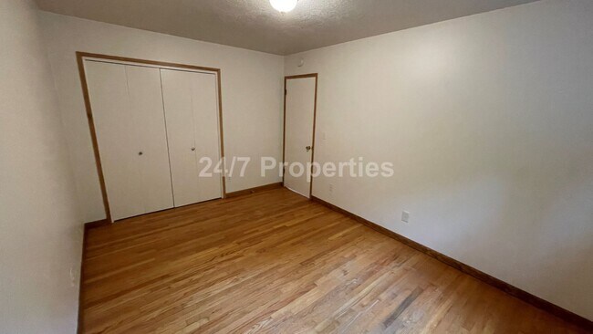 Building Photo - **$500 off** 2BD I 1BA + Parking - SW PDX