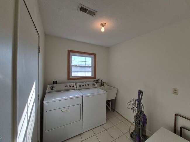 Building Photo - Charming 3BR 1.5BA Home w/ In-Unit Laundry + Central Air + Garage in Avon