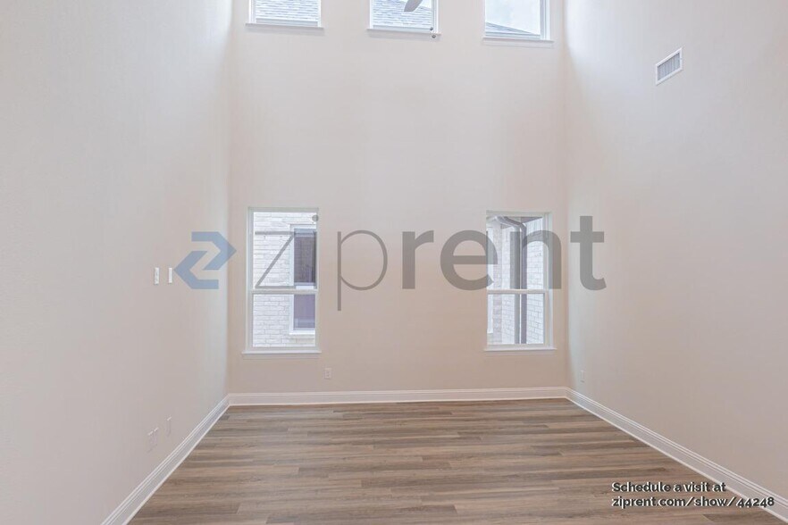 Building Photo - 2970 Eleanor Dr