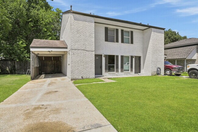 Building Photo - Updated Two-Story Duplex in Pearland with Yard Care Included