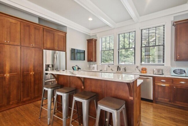 Building Photo - 519 N Highland Ave NE