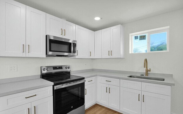 Building Photo - Newly Renovated 2 Bedroom, 1 Bath, with St...