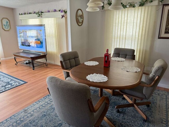 Building Photo - 717 Royal Palm Ave