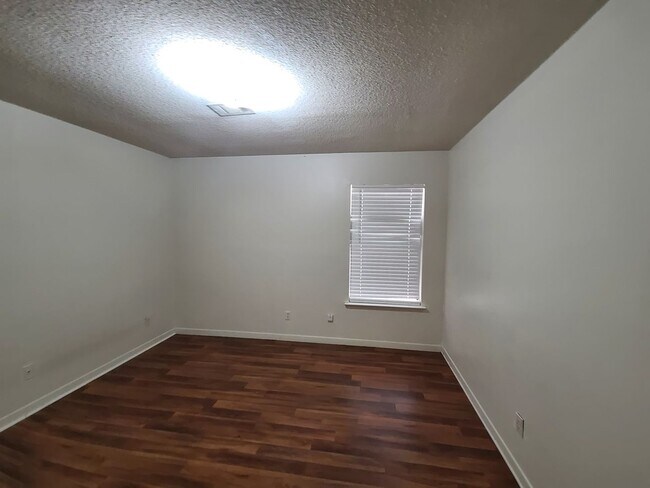 Building Photo - 2 Bedroom 1 Bath in Milton Available for Rent!