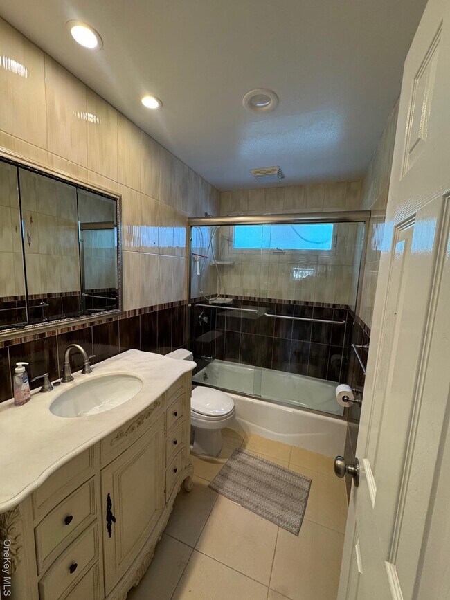 Building Photo - 553 E Fulton St