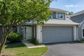 Building Photo - Beautiful Townhome in an Established Neighborhood