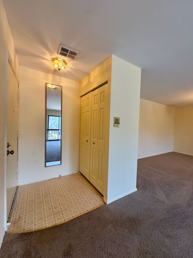 Building Photo - 2 Bedroom Condo in Pikesville/Courthaven
