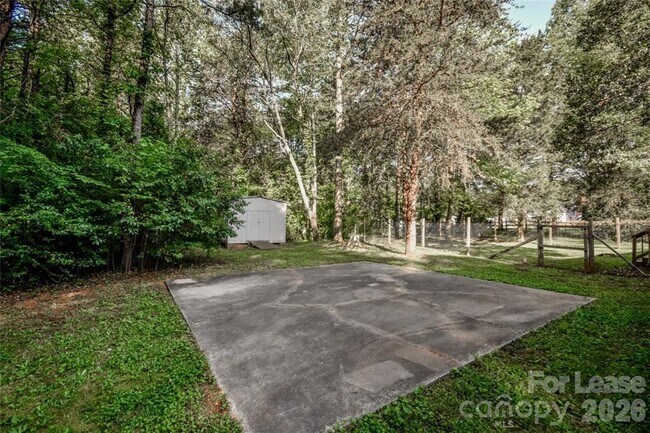 Building Photo - 7730 Deer Track Dr