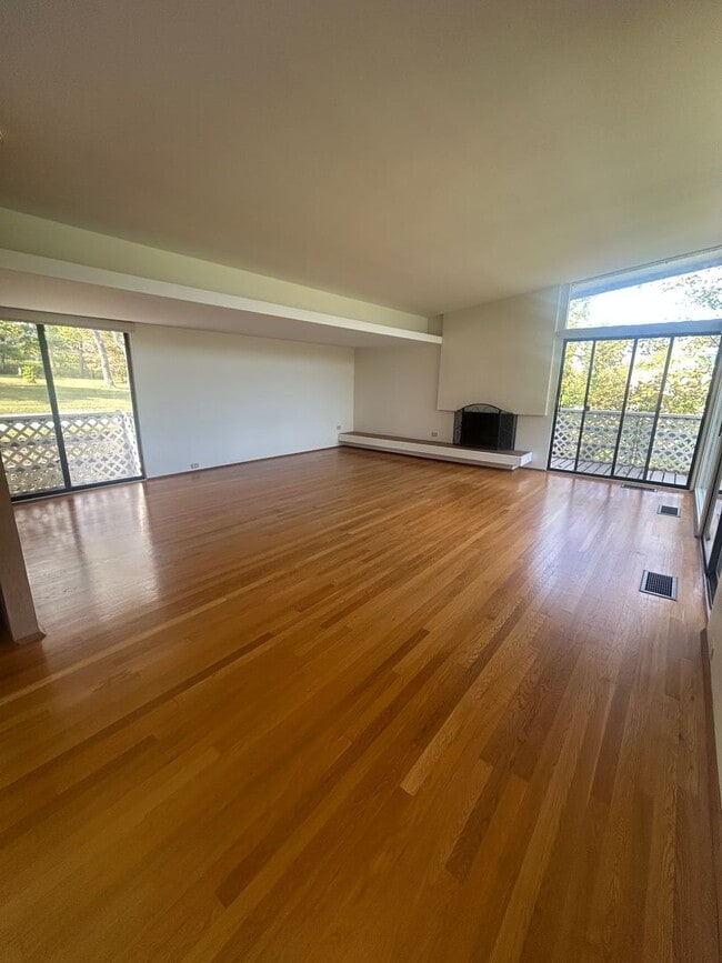 Building Photo - 3 bed, 2 1/2 bath house