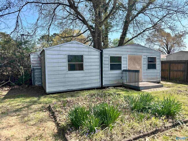 Building Photo - 14001 Sandhurst Dr SW