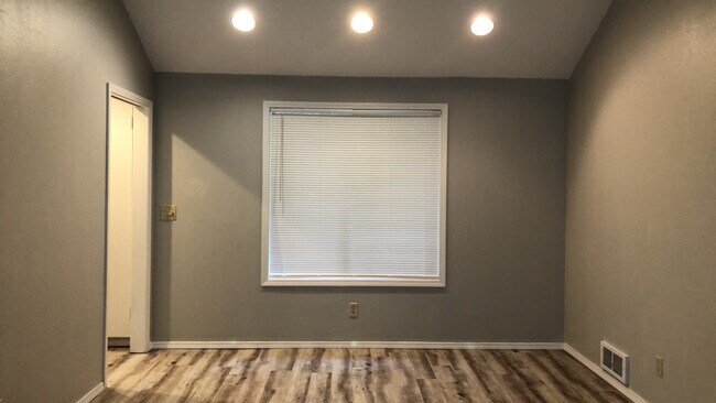 Building Photo - Desirable South Salem Home on Huge Lot! Ne...