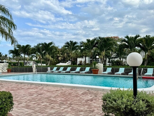 Building Photo - 401 Golden Isles Dr
