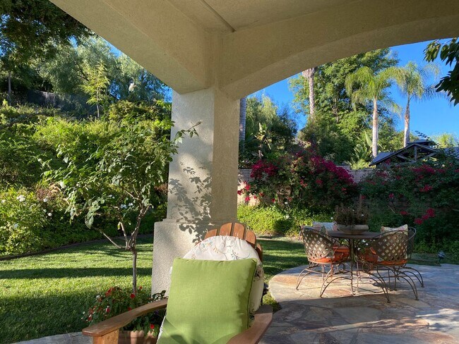 Building Photo - Private Courtyard Entry & Expansive Backyard Oasis