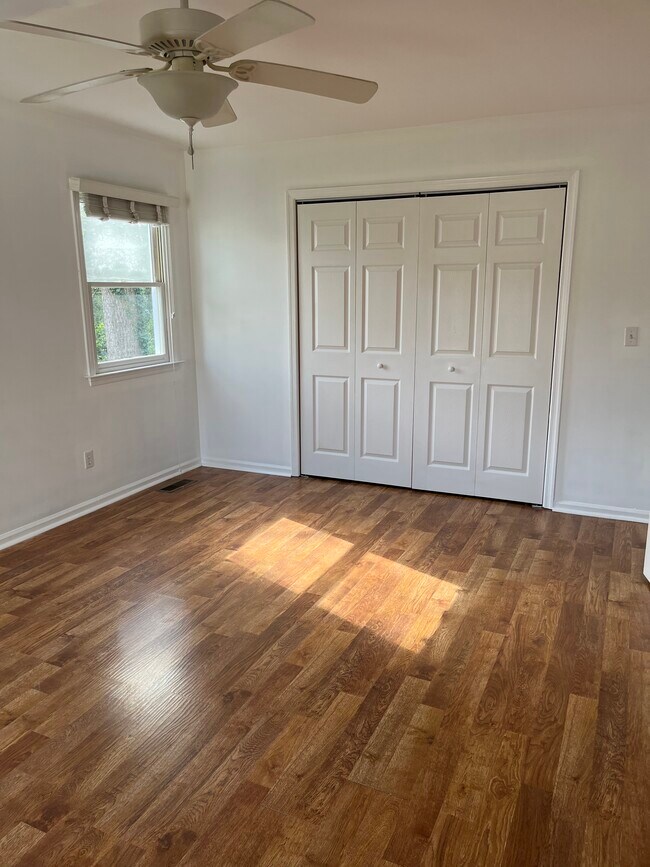 Master bedroom - 103 Birdwood Ct
