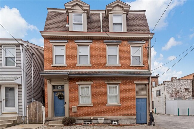 Primary Photo - Beautiful 5 Bedroom in South Side