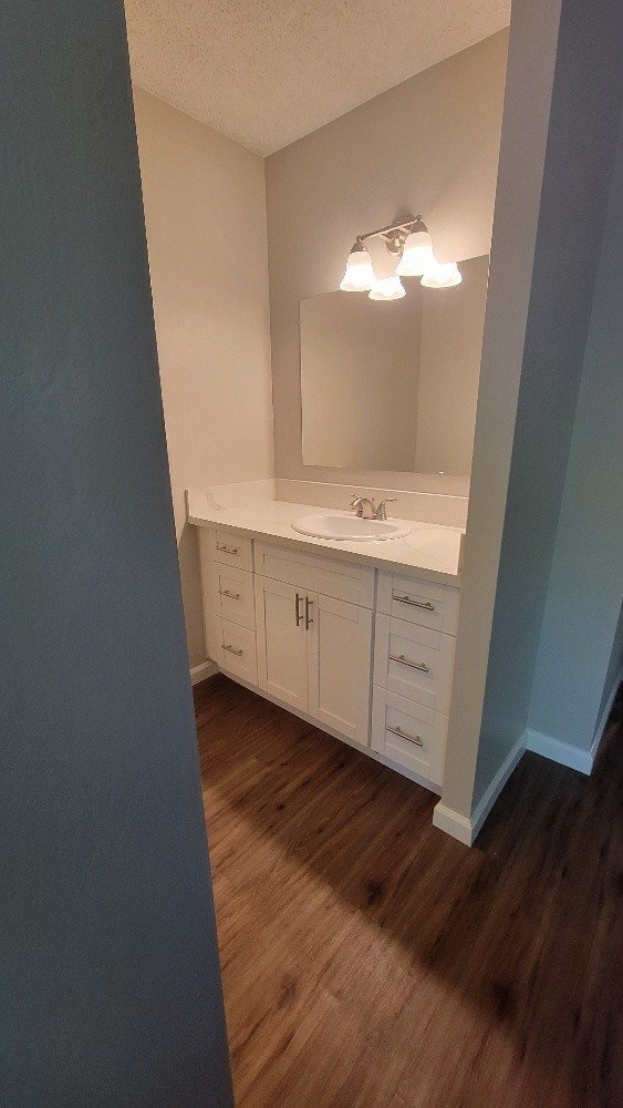 Building Photo - Wonderful and newly updated 3 bedroom 2 ba...