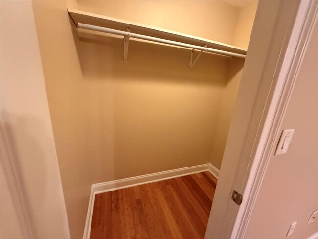 Building Photo - 1505 Hillcrest Dr
