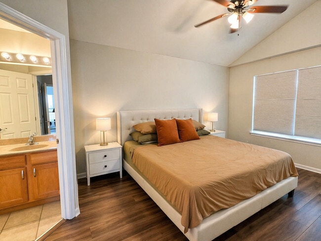 Building Photo - 121 Rosehall Dr