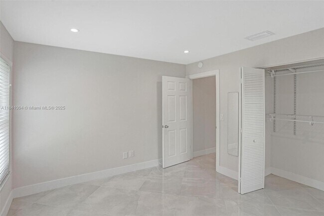 Building Photo - 7425 Silver Woods Ct