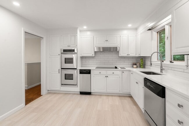 Building Photo - 10 Pinewood Cir