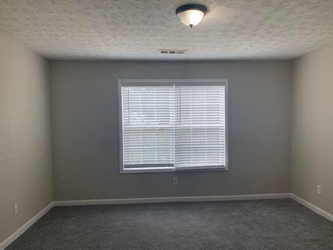 Building Photo - CHARMING 3 BEDROOM 2.5 BATH IN ELLENWOOD, GA!