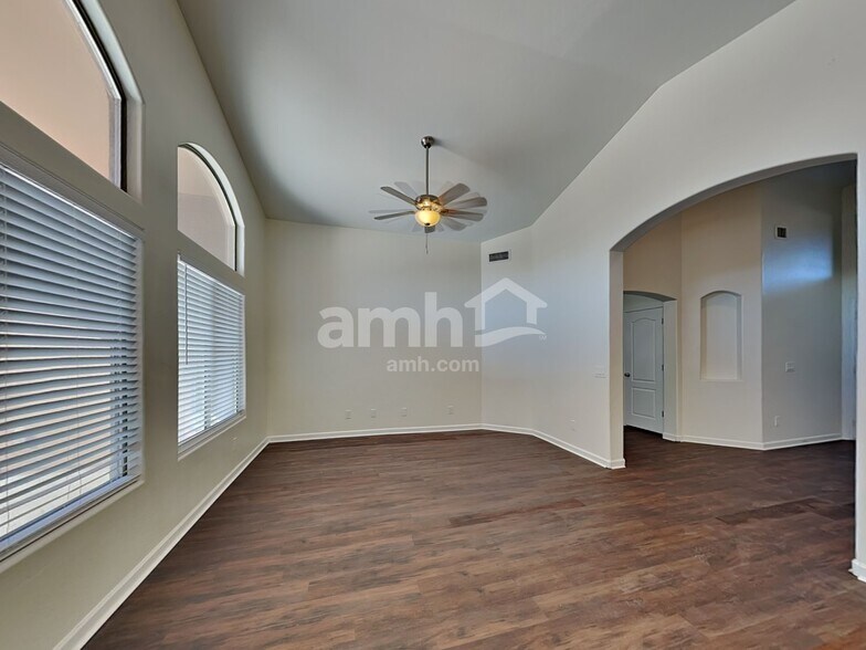 Building Photo - 10706 S Distillery Canyon Spring Dr