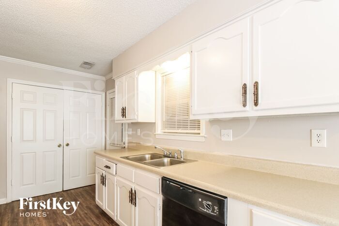 Building Photo - 6894 Rockbrook Dr
